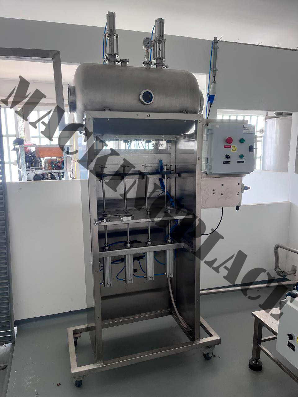 Torre de gasificado isobrico con agitador y tanques en produccin